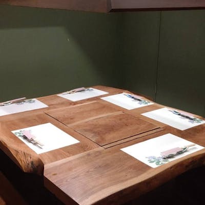 木のぬくもりを感じされてくれる、居心地の良い店内