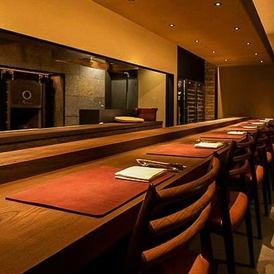 ケヤキの一枚板カウンターが美しい、オープンキッチンダイニング