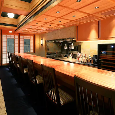 深い蒼に染まる和洋折衷な雰囲気の店内