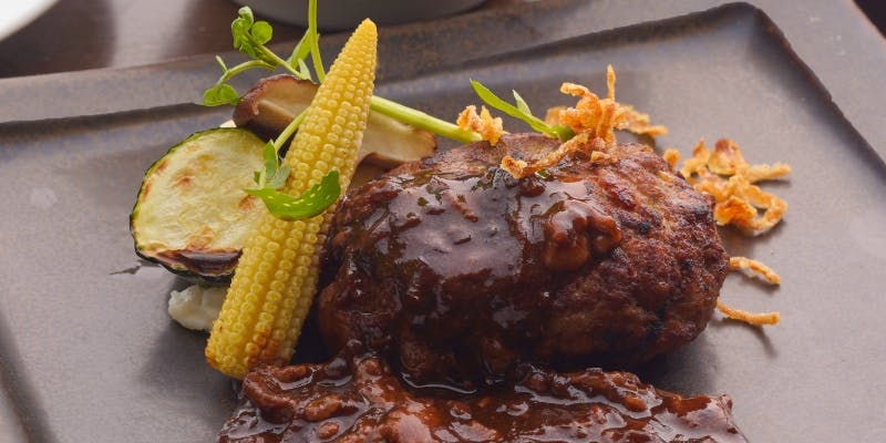 【平日ランチ】鉄板焼きハンバーグ＆パスタ　サイドビュッフェ付＋乾杯スパークリングワイン付き