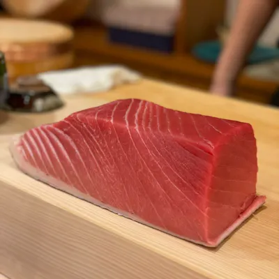 新鮮な旬のネタを豊富に揃え、手間を惜しまず極上の味
