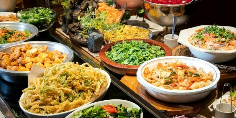 【Xmas2025】平日90分制 パクチー、2種類のタイカレー、パッタイ＆タイヌードルのご褒美エスニックブッフェ