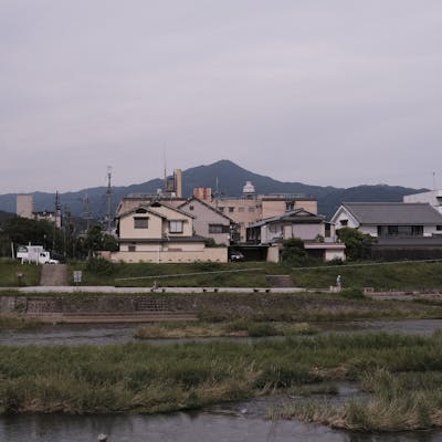 鴨川を眺めながら季節を感じる空間
