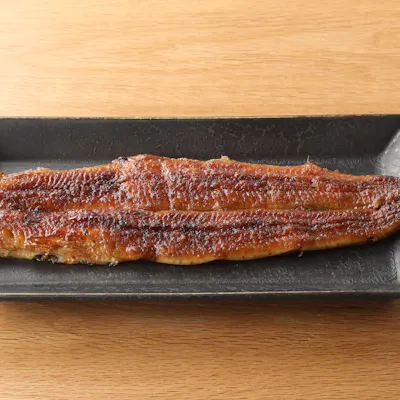 いっさい蒸さずに地焼きのみで仕上げる鰻