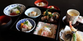 【松花堂】季節口取り物10品、小鉢、お造り、お吸い物など - 日本料理 竹茂