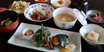 【ミニ懐石】食前酒含む お椀、焼物八寸、蒸し物、揚物など全8品 - 日本料理 竹茂