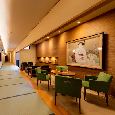 大正ロマンの薫りのする店内