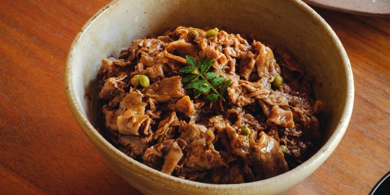 陶器に器に盛られた「丹」のお昼のコースの一例、丹の山椒たっぷり牛丼