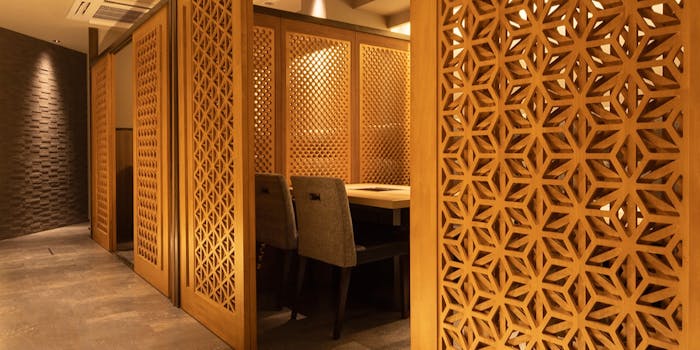 完全個室 プロジェクションマッピング 東京焼肉 黒木 トウキョウヤキニク クロキ 新宿西口 焼肉 一休 Comレストラン 完全個室 プロジェクションマッピング 東京焼肉 黒木 トウキョウヤキニク クロキ 新宿西口 焼肉 一休 Comレストラン