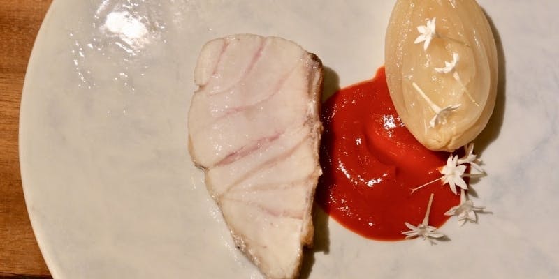 サスエ前田魚店の鮮魚とサカエヤの経産和牛のデグスタッツィオーネ