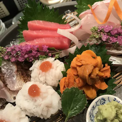 厳選した魚介を中心とした旬の食材