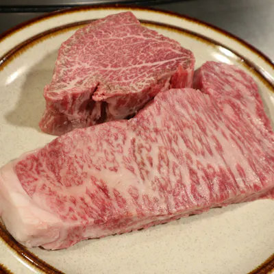 落ち着きのあるカウンター席で旬を彩る食材をお楽しみ