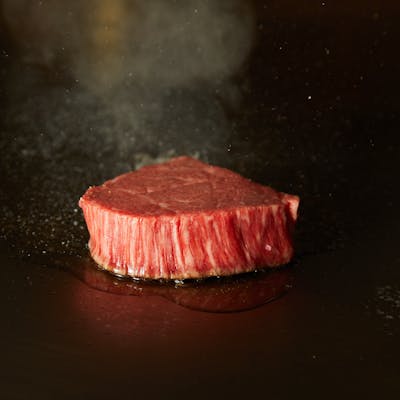 料理長のプロフェッショナルな鉄板焼