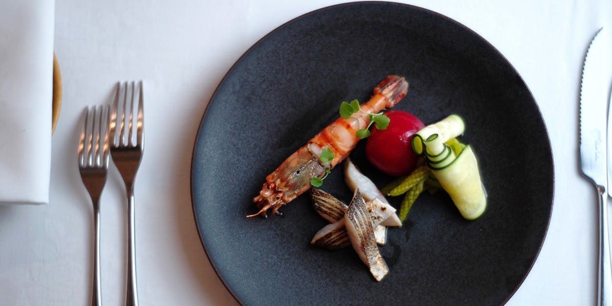 フランス料理 Le Jardin] 15種類以上の野菜を使ったサラダ