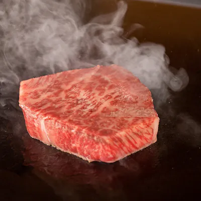 目の前で仕立て上げられる鉄板料理の数々を五感で体感