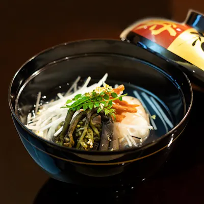 四季折々の恵みを携えた旬のネタや一品料理をご堪能ください。