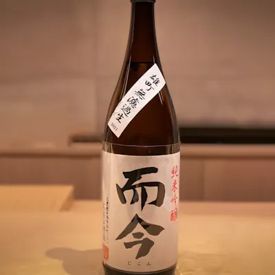 豊富に取りそろえる厳選日本酒