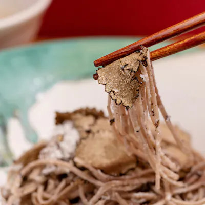 グラサラ名物!予約必須のトリュフ蕎麦