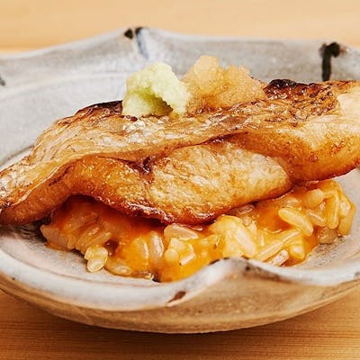 四季折々の恵みを携えた握りや一品料理