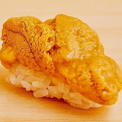 端正な正統派江戸前鮨と遊び心溢れるつまみをコースとして