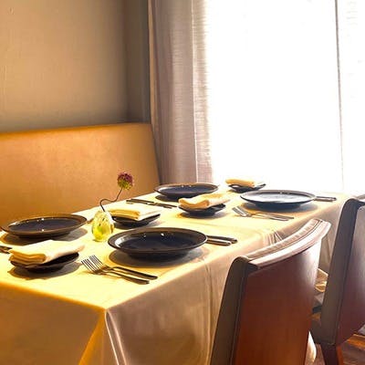 ゆったりとした席の広々としたダイニング