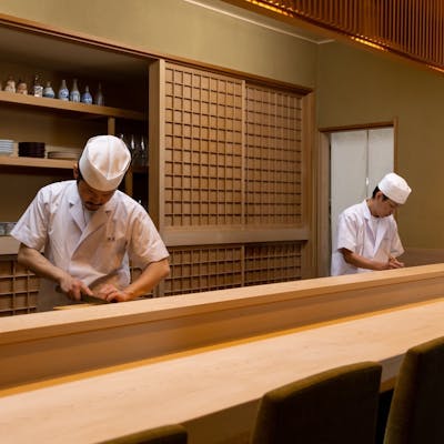 目の前で調理する板前割烹