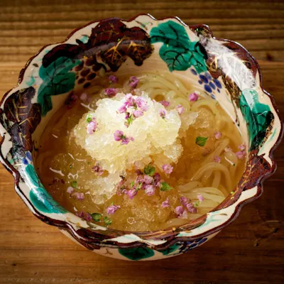 名物・鯖出汁冷麺をはじめ、熟練の料理人が織り成す逸品