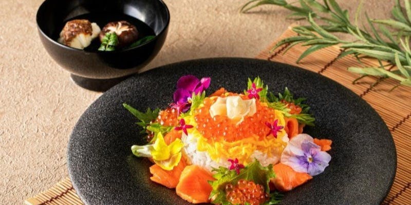 【創作DONBURI】「サーモンとイクラの菜園風DONBURI こだわり出汁のお吸い物とのハーモニー 」