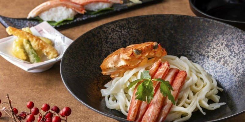 【モダン・うどん】ずわい蟹の握りと天ぷら付き「 ずわい蟹とむさし野こだわり出汁のマリアージュうどん」