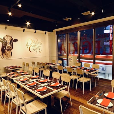 ガラス張りの解放感のある空間