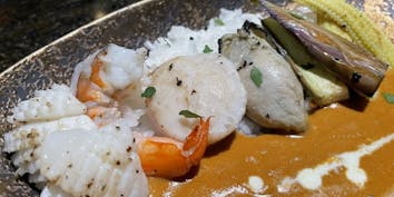 【オマール海老の出汁香るトマトカレー　～鉄板で焼いた魚介と旬野菜を添えて～　】 - 鉄板焼shizuku