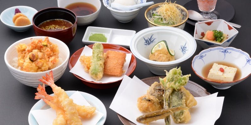 【桂】先附、お任せ天ぷら15種、サラダ、天丼など