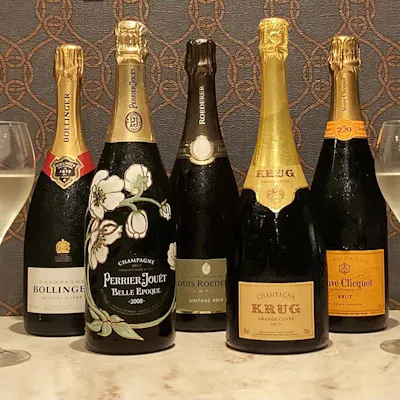 常時200本以上のワインと日本酒のペアリング