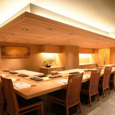 静謐なカウンターで熟練の妙技に酔う