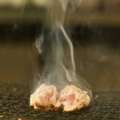 鶏のモモのソリレスとハムストリングの炭焼きです。希少部位をどうぞ!