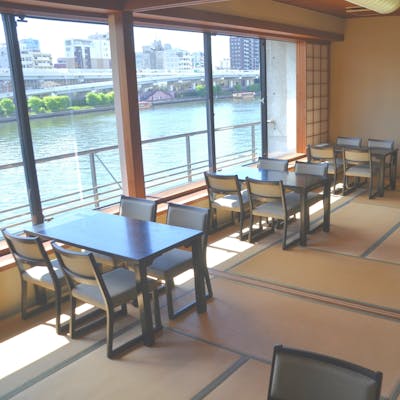 景色を眺めながらゆったりと寛ぐ和空間