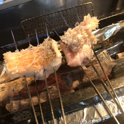 地元の銘柄鶏を使用した炭火串焼き