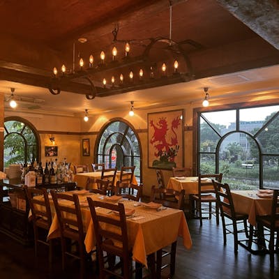 広く落ち着いた雰囲気の店内