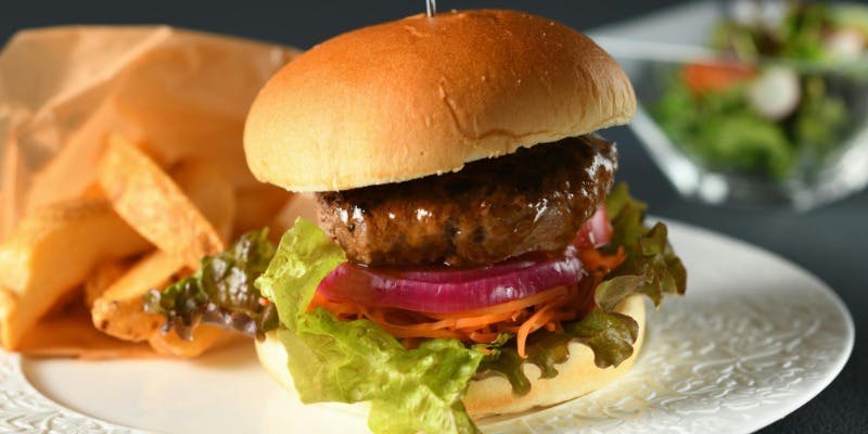 野菜のクリュディテと和牛バーガーセット＋コーヒーなど1ドリンク（平日）