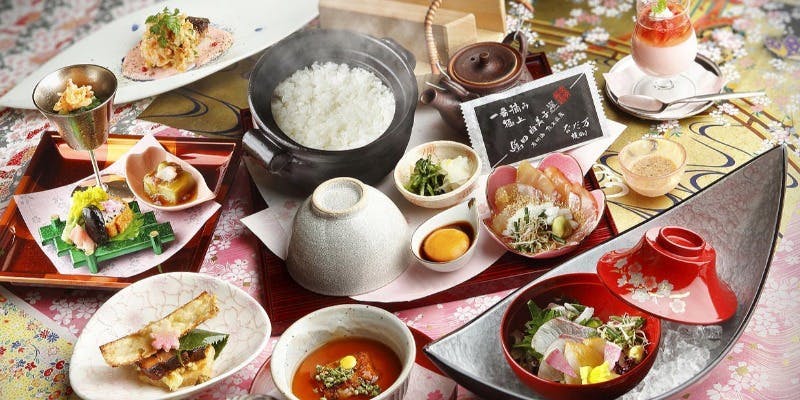 【新宿なだ万賓館 ／弥生限定　桜づくしコース】＋乾杯ドリンク＋お土産「ドレッシング」