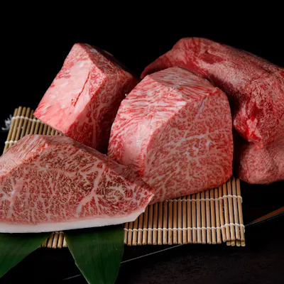 こだわりのA5ランクの雌牛肉と入手困難なお酒の品々