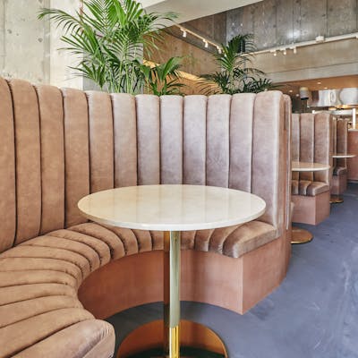 ピンクとグレーを基調にした店内