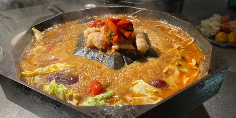 【HINABE WAGYUJISKANコース】尾崎牛の牛骨スープをベースに18種のスパイスが効いた旨辛な麻辣スープ！