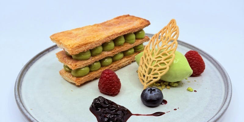 イタリア産ピスタチオと焼きたてパイ生地のミルフィーユ（9月31日迄）