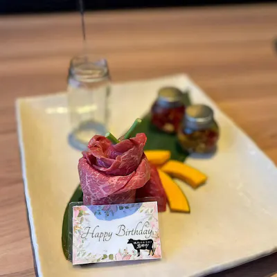 【大切な日のサプライズに】お肉で彩る記念日・誕生日プレート