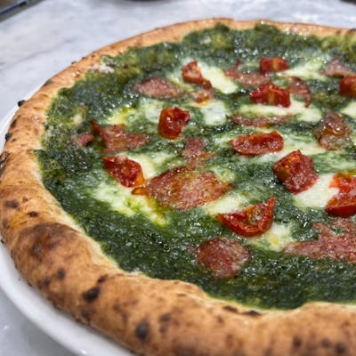 薪窯で焼き上げる本格ピッツァ