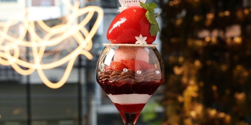 昼　 丸ごと苺と濃厚チョコの贅沢パフェ