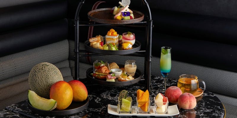 アフタヌーンティースタンドやプレートにのせられた季節のアフタヌーンティーセット