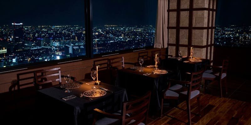 夜景が綺麗なレストラン10選 | デートや記念日におすすめ！【2023年