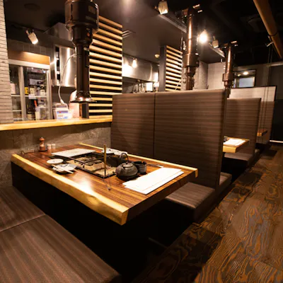 蔵をイメージした温かみに満ちた店内
